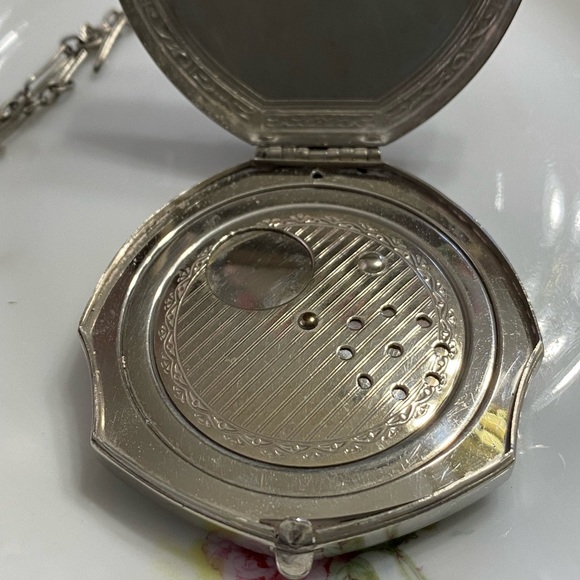 Vintage Art Deco Wristlet Dance Compact (Final Price) - Picture 6 of 13